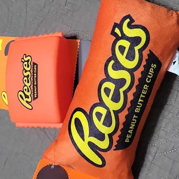 Set of 2 Reese’s Peanut Butter Cup squeaker crinkle squeaky toy plush toys NEW - Picture 9 of 9